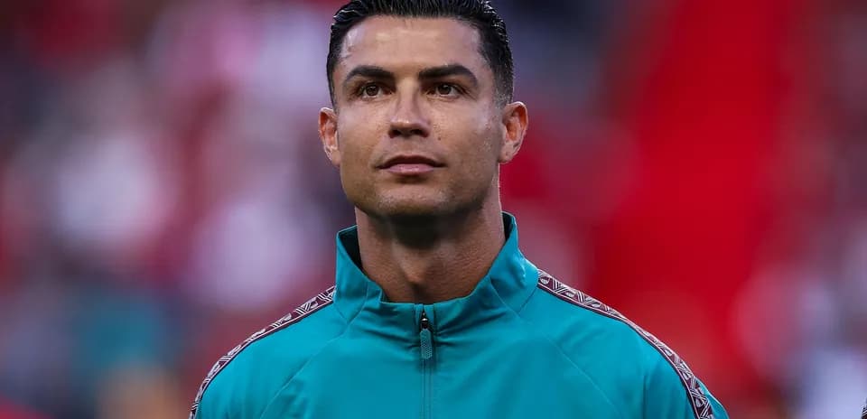 Jugador en uniforme durante un evento deportivo