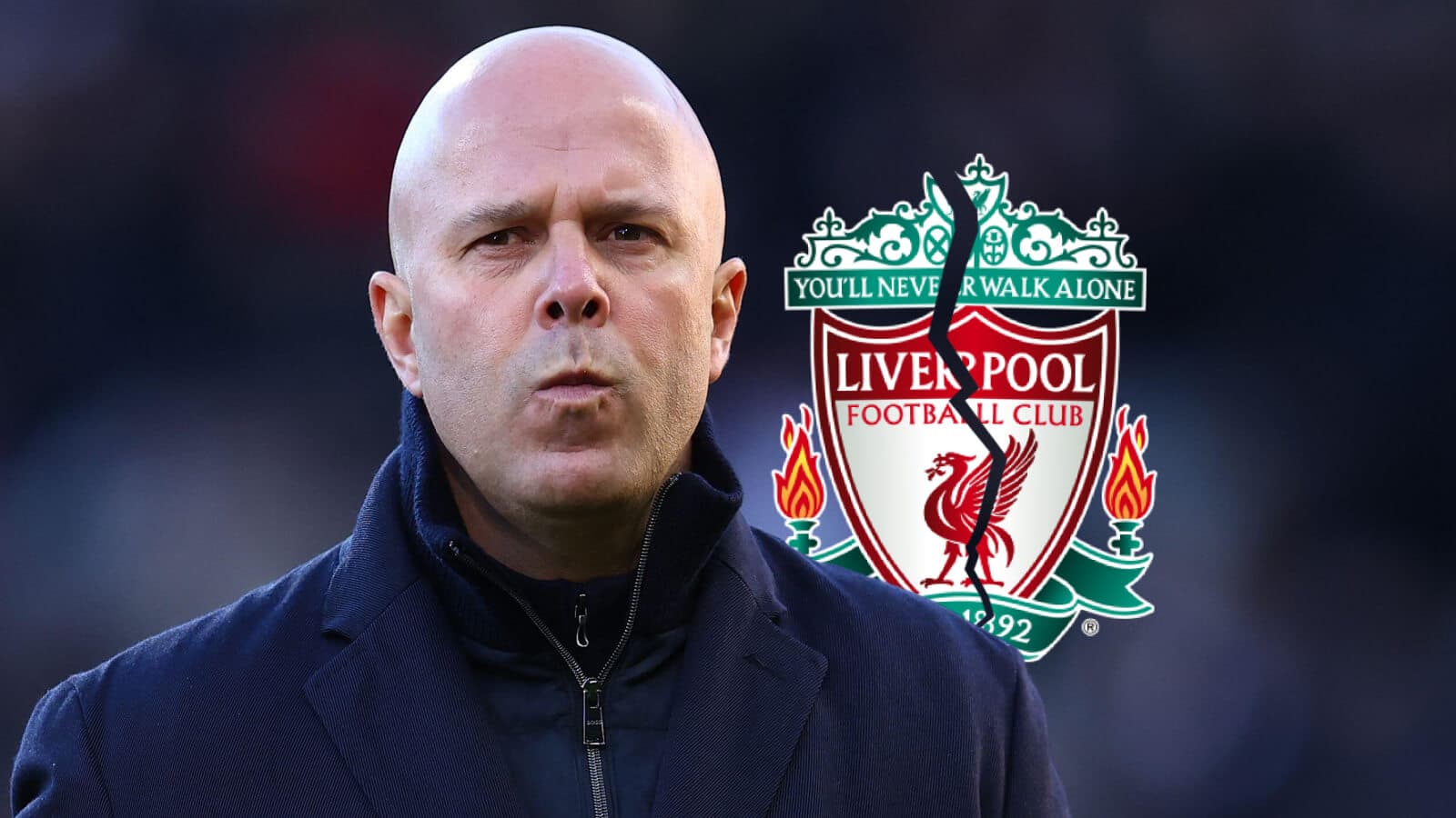 Entrenador frente al escudo del Liverpool FC