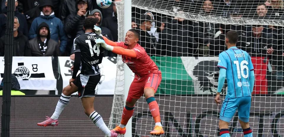 Atacante de Cagliari intentando marcar un gol