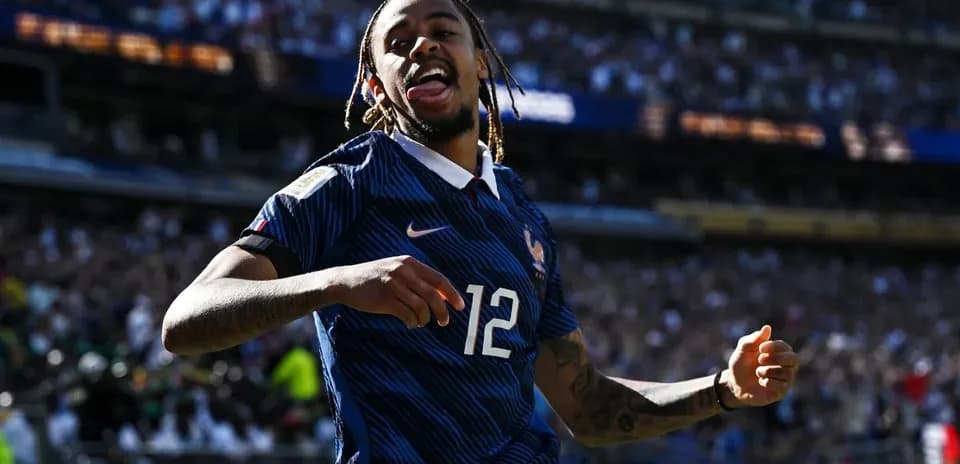 Jugador de Francia celebrando un gol en el estadio