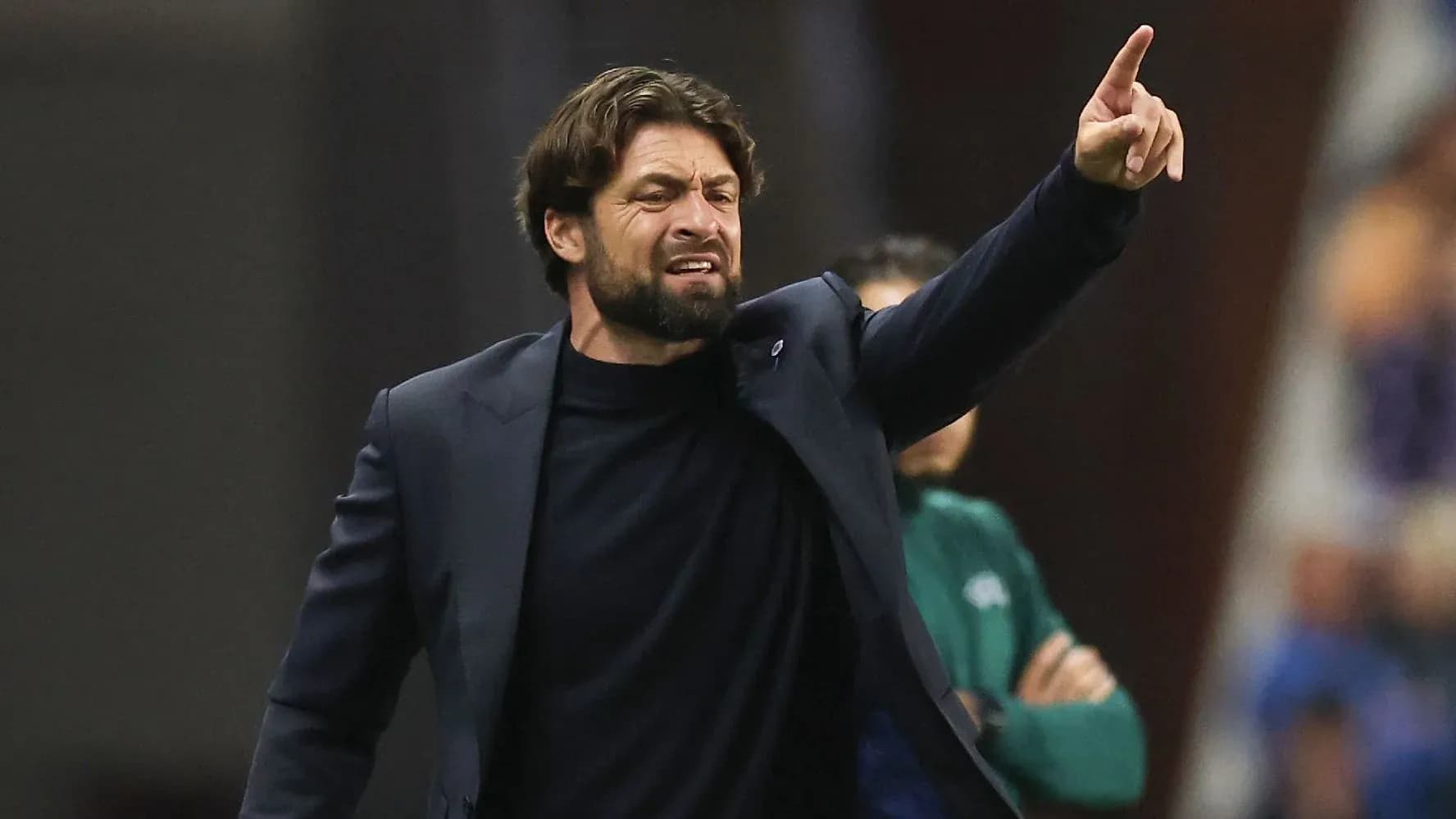 Entrenador dando instrucciones durante el partido