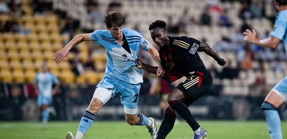 Dos jugadores compitiendo por el balón