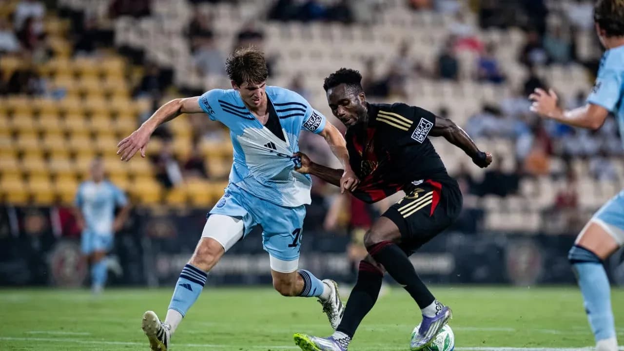 Dos jugadores compitiendo por el balón