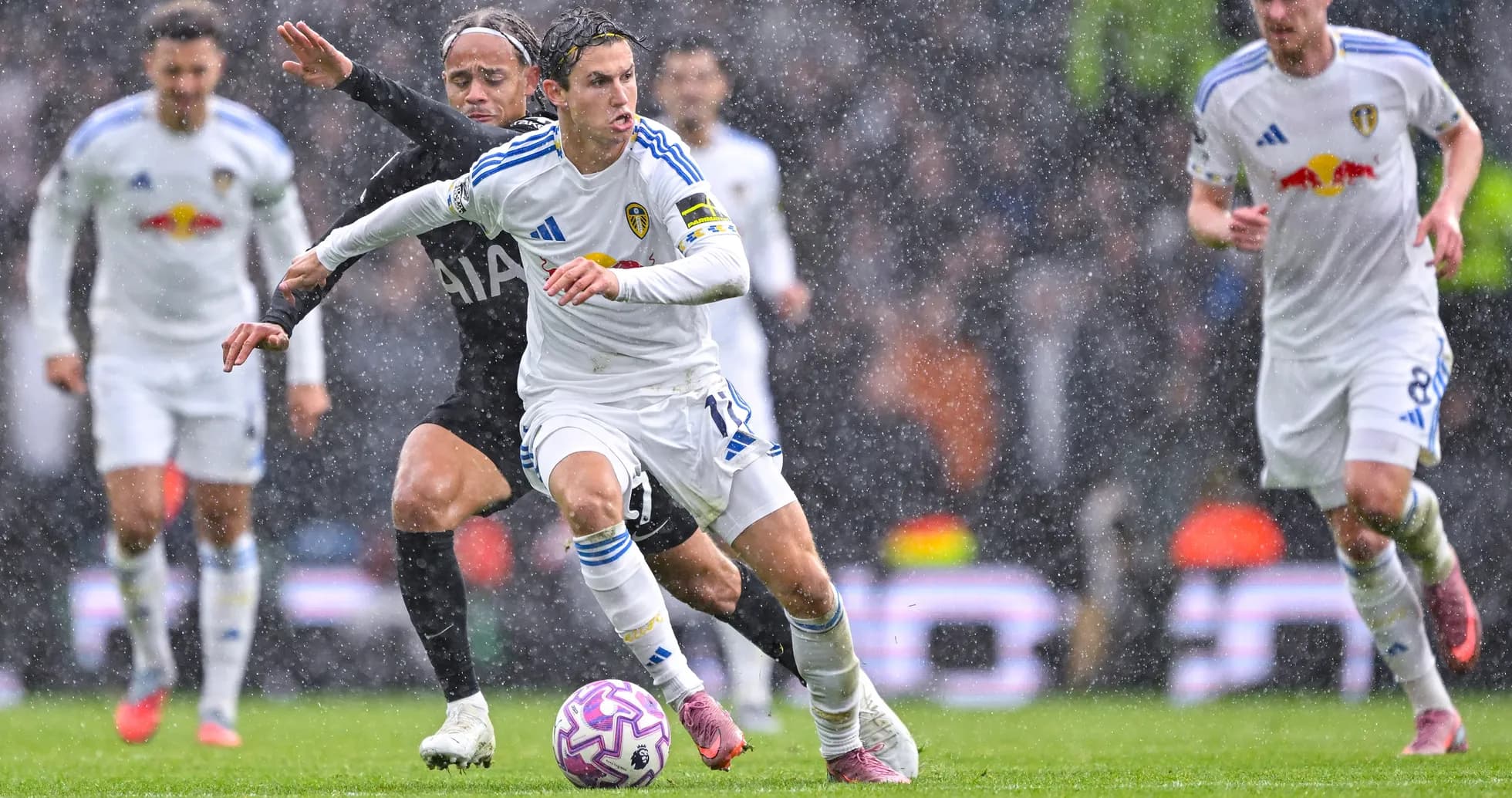 Jugador de Leeds avanzando bajo la lluvia