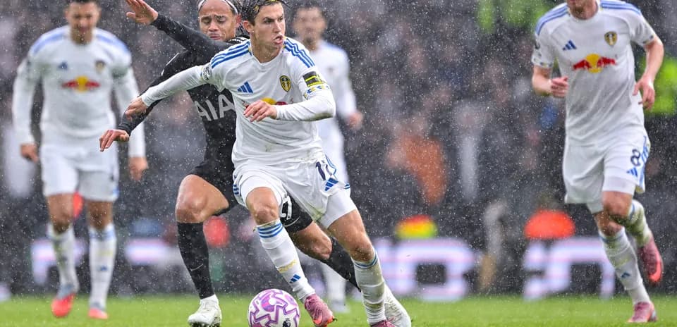 Jugador de Leeds avanzando bajo la lluvia