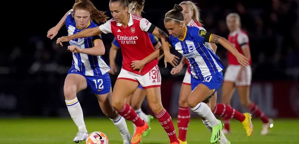 Jugadoras compitiendo por el balón en partido