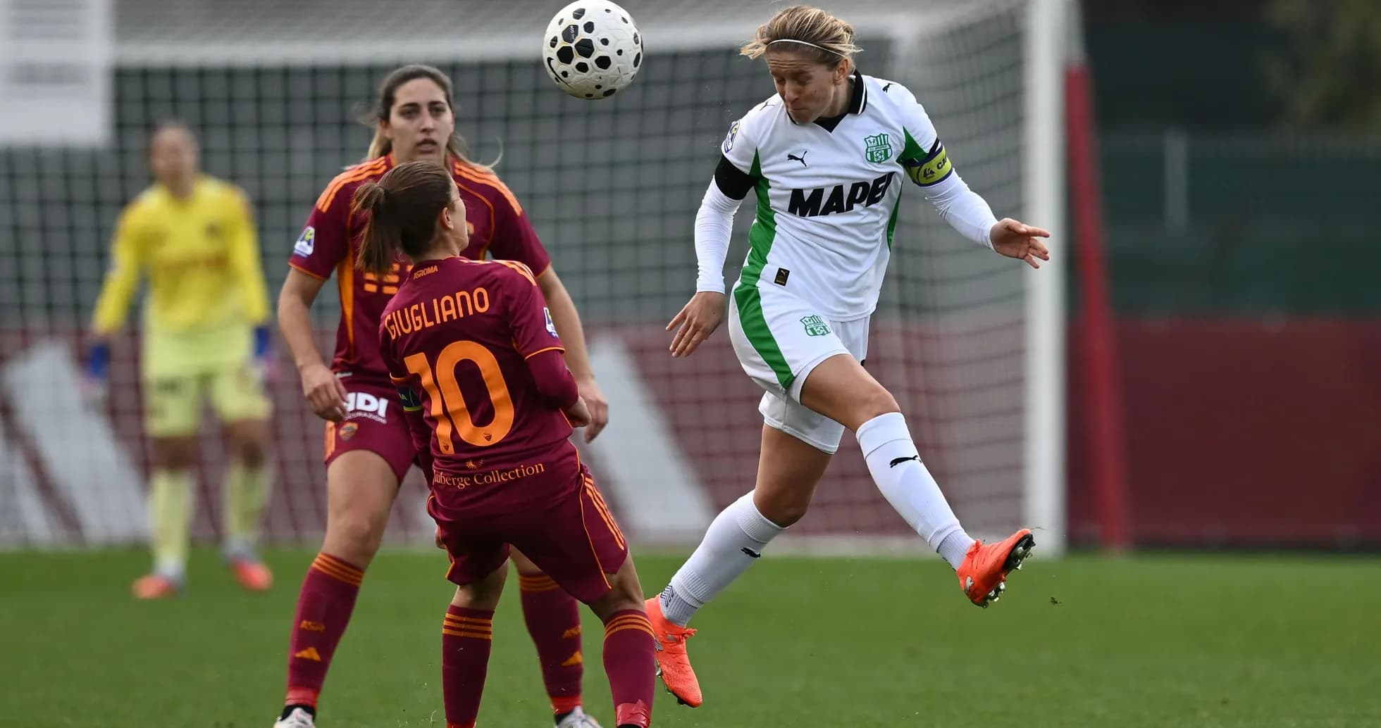Jugadora de Sassuolo W despejando el balón