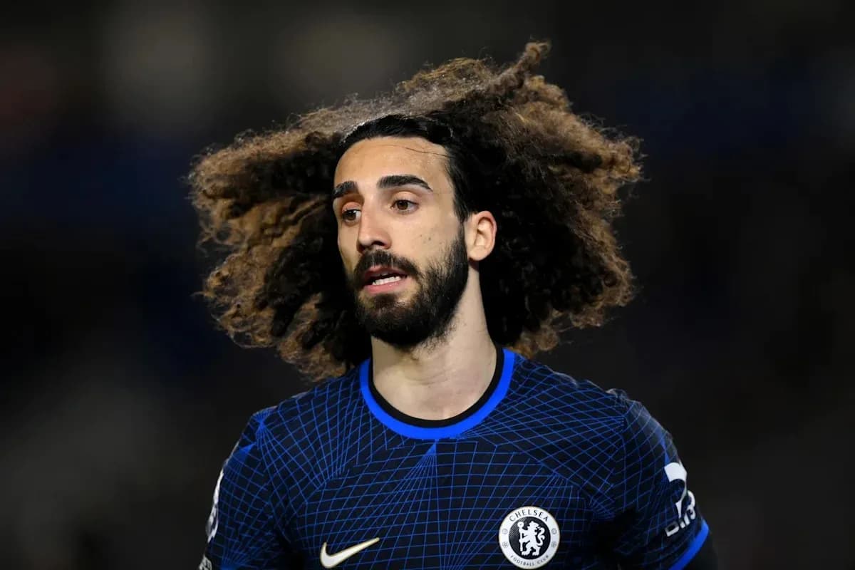 Jugador de Chelsea con cabello rizado durante partido