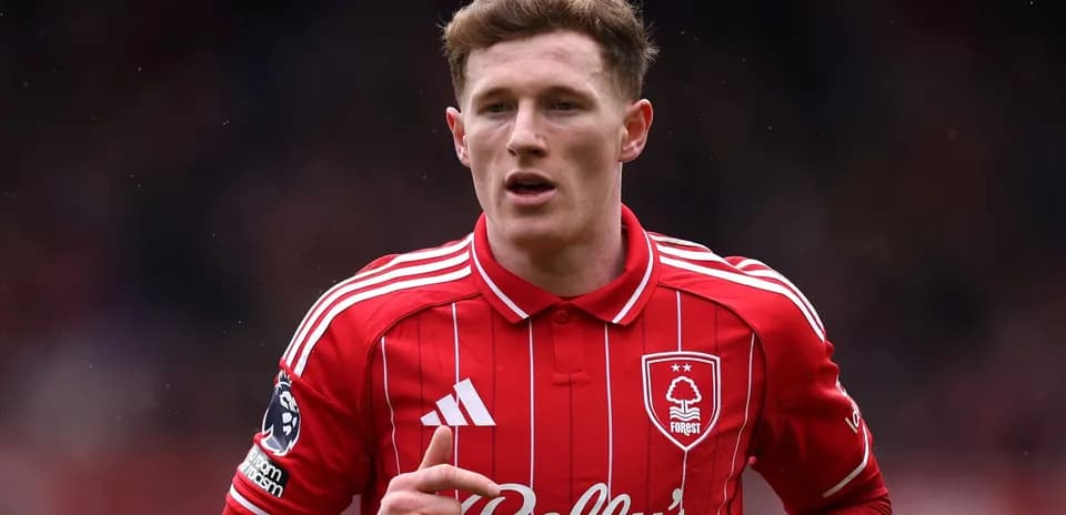 Jugador de Nottingham Forest en uniforme rojo durante partido