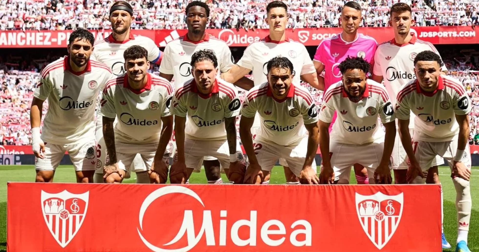Equipo del Sevilla posando en el estadio
