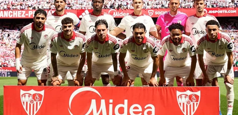 Equipo del Sevilla posando en el estadio