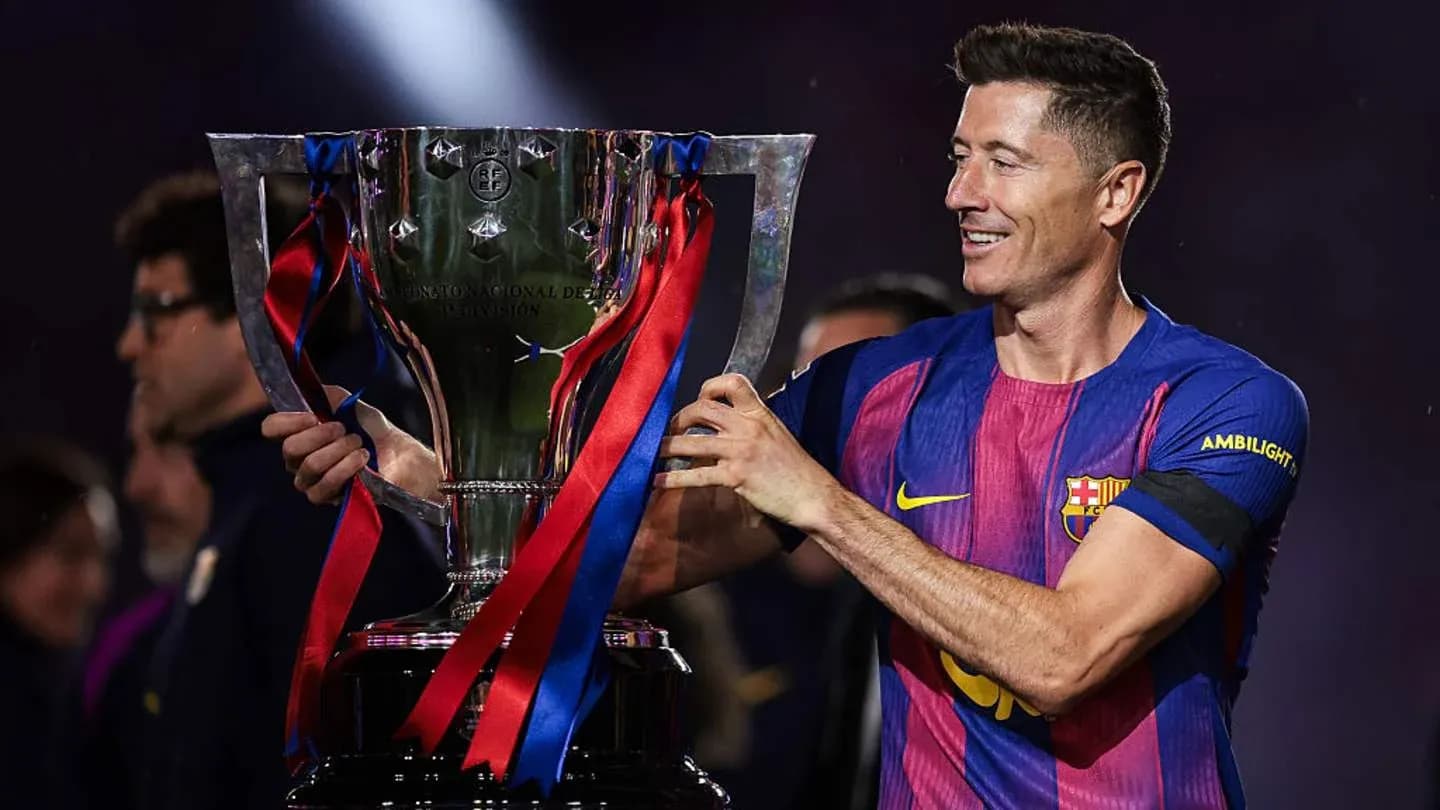 Jugador levantando trofeo de campeonato en celebración