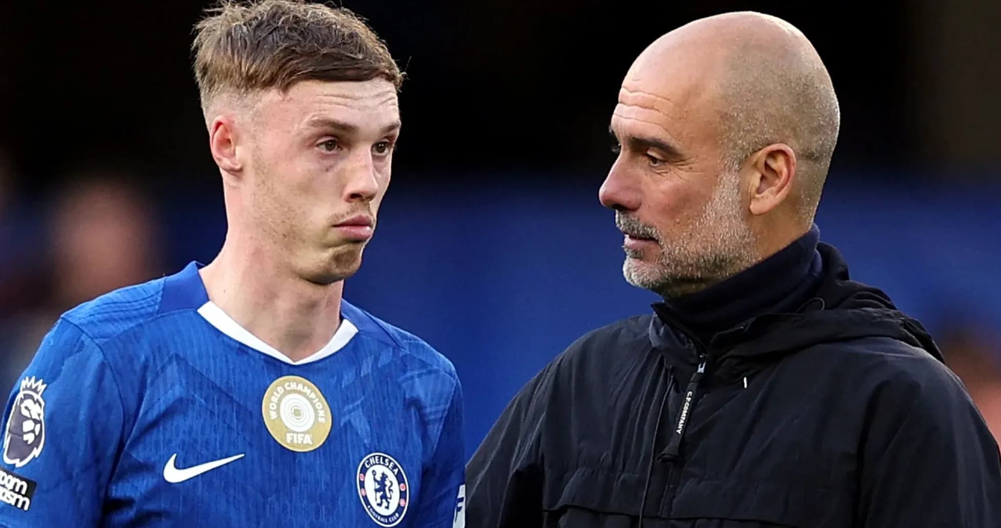 Jugador de Chelsea conversando con entrenador en el campo