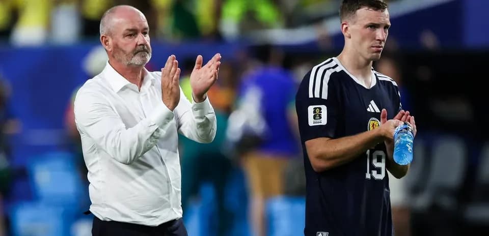 Entrenador aplaudiendo mientras jugador se retira