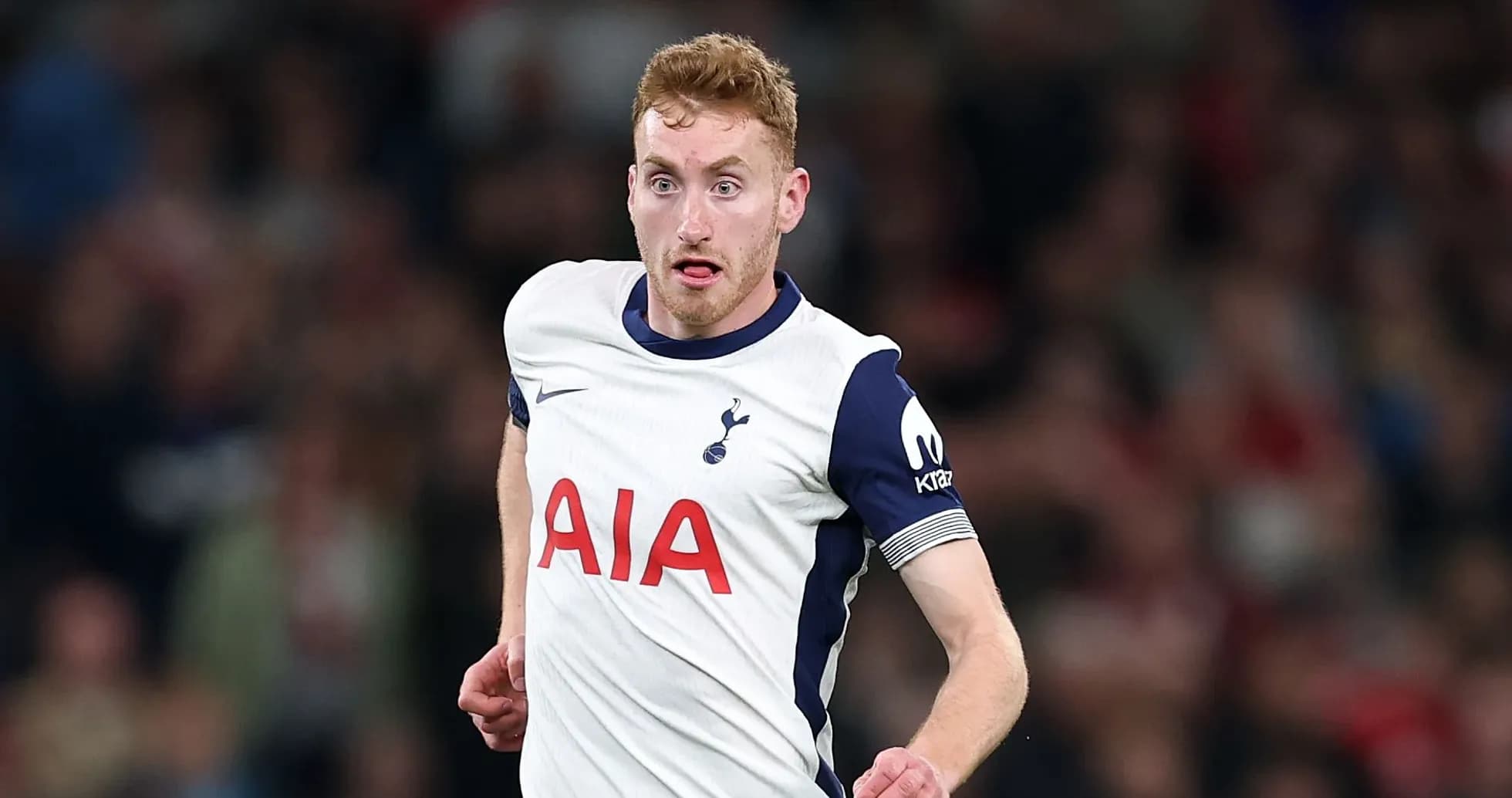 Jugador de Tottenham corriendo en el campo