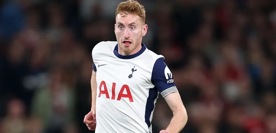 Jugador de Tottenham corriendo en el campo