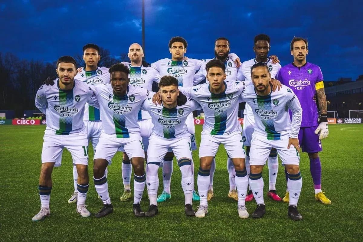 Equipo de Vancouver FC posando para la foto