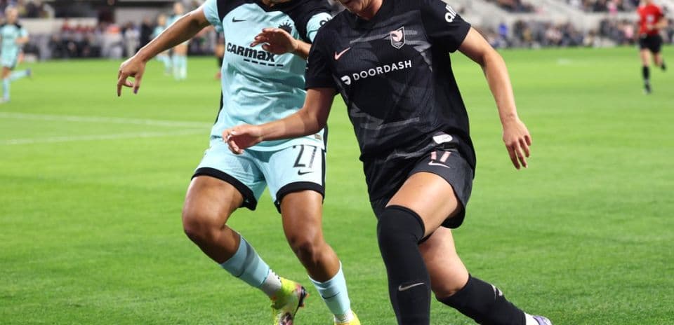 Jugadoras compitiendo por el balón en el partido