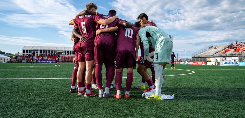 Jugadores del equipo en un círculo antes del partido