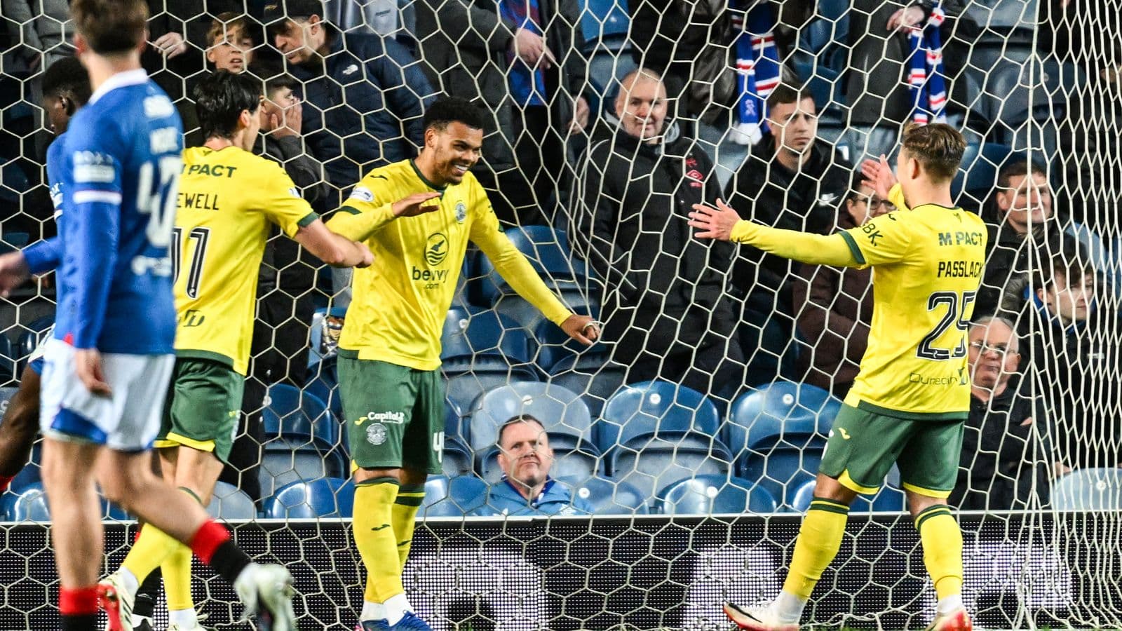 Jugadores celebrando un gol en el estadio