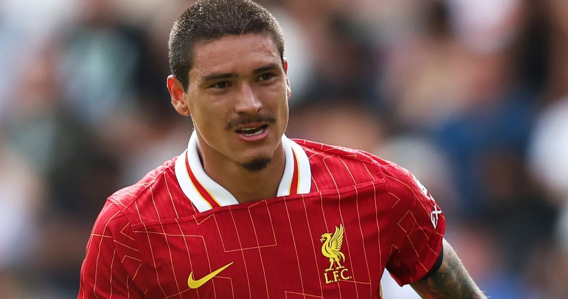 Jugador de Liverpool corriendo en el campo de juego
