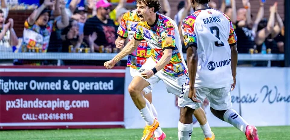Jugador celebra un gol durante el partido