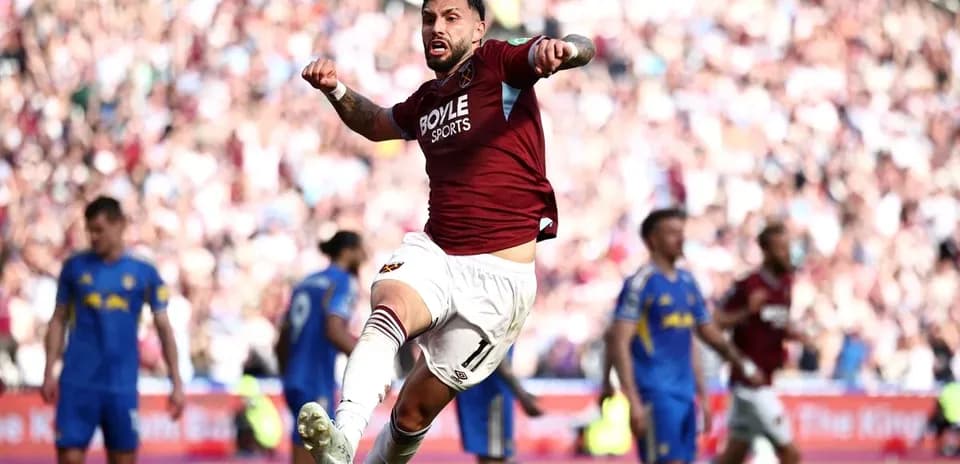 Jugador celebrando un gol durante el partido