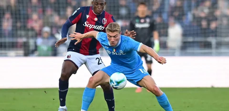 Jugador de Napoli luchando por el balón