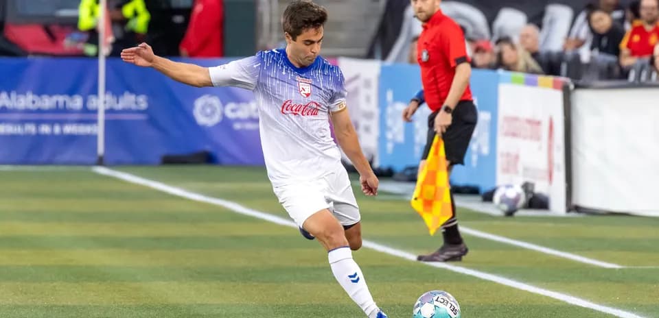 Jugador pateando el balón en el partido