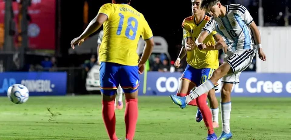 Jugador argentino disparando a puerta durante el partido