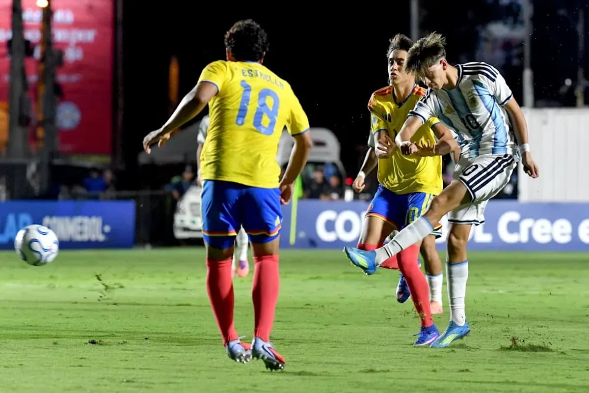 Jugador argentino disparando a puerta durante el partido