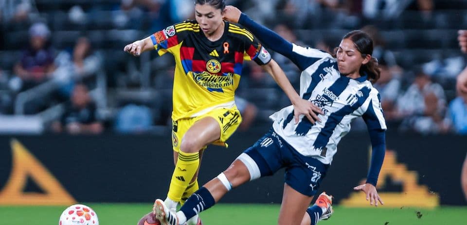 Jugadora de América W driblando a jugadora de Monterrey W