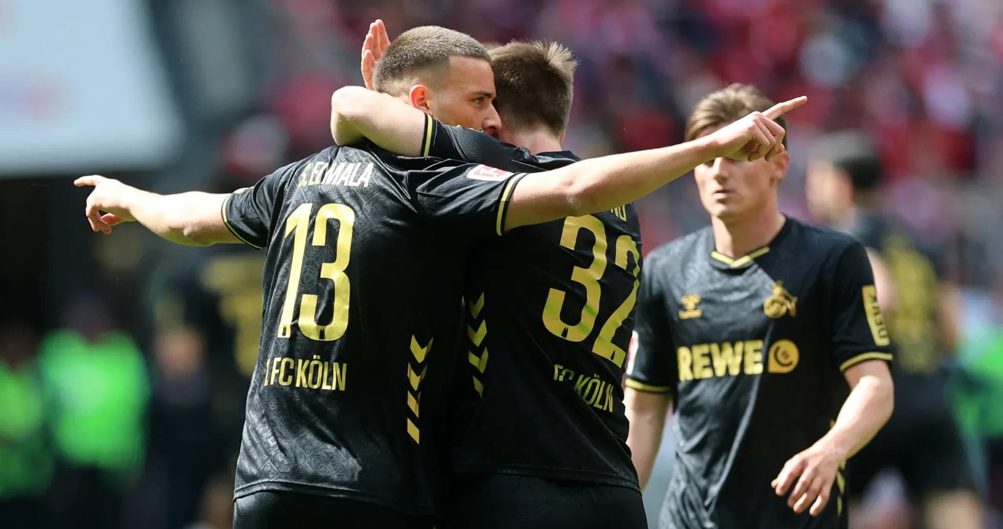 Jugadores del FC Köln celebrando un gol en el campo