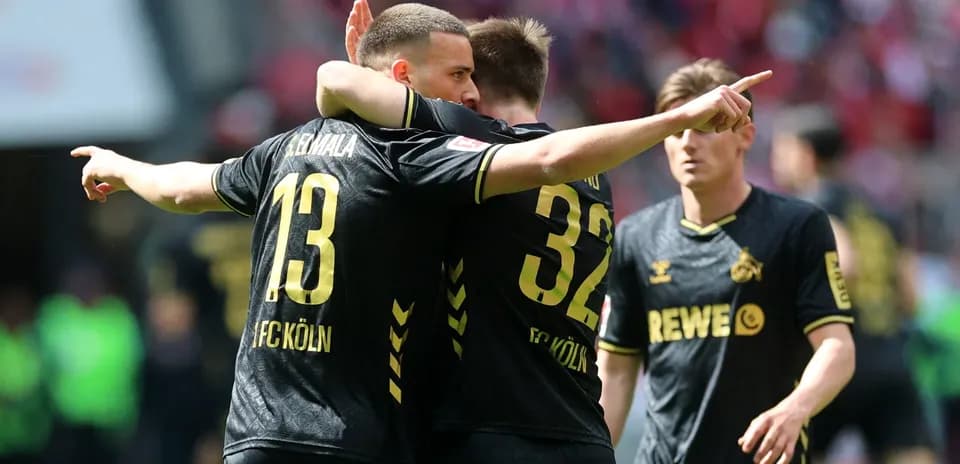 Jugadores del FC Köln celebrando un gol en el campo