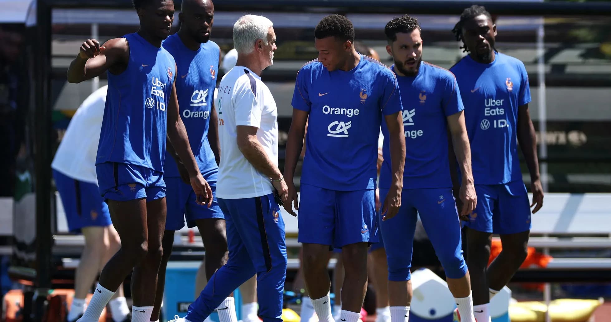 Jugadores de Francia en entrenamiento con el entrenador