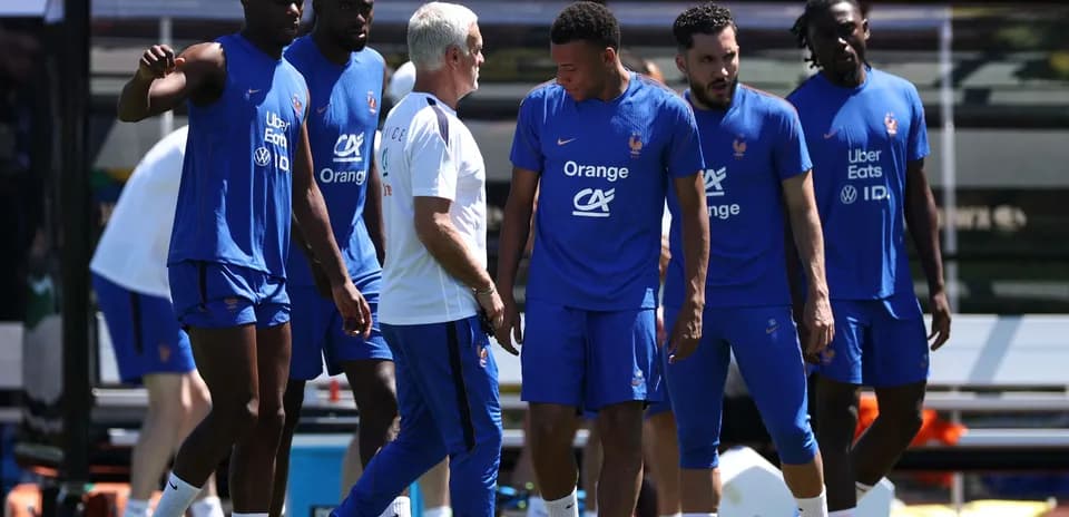 Jugadores de Francia en entrenamiento con el entrenador