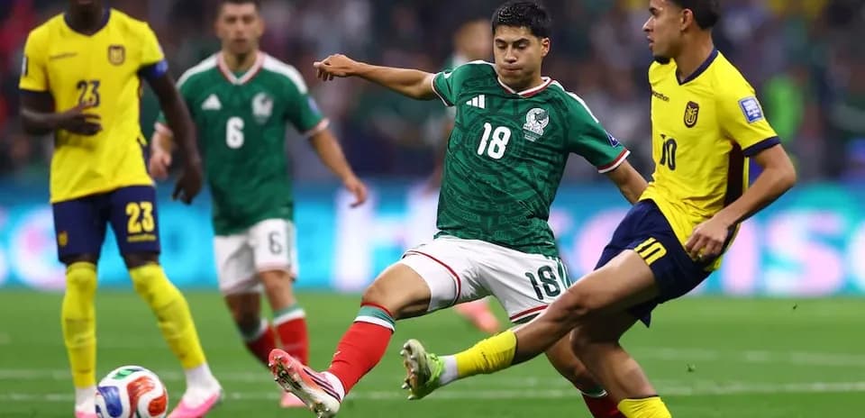 Jugadores de México y Ecuador luchando por el balón