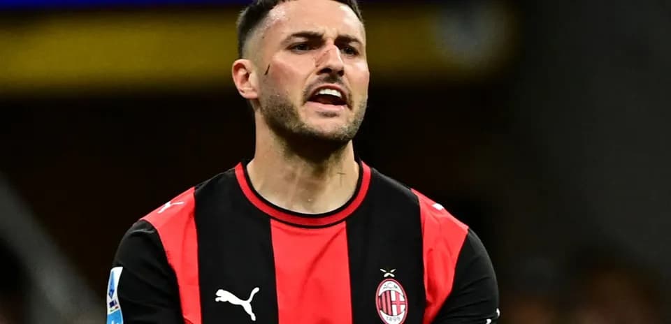 Jugador de AC Milan en acción durante el partido