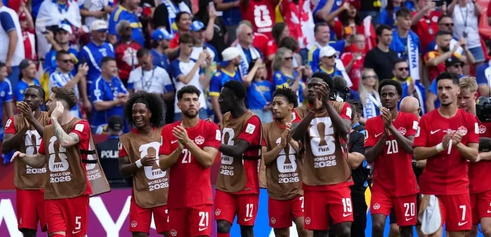 Jugadores de Canadá aplaudiendo tras el partido