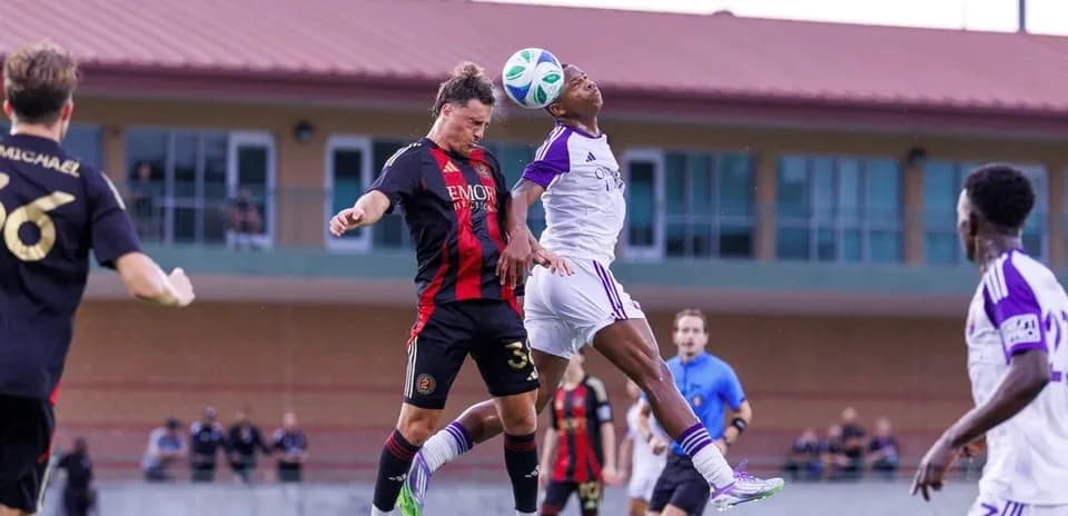 Jugando el balón en el partido Atlanta United II vs Orlando City II
