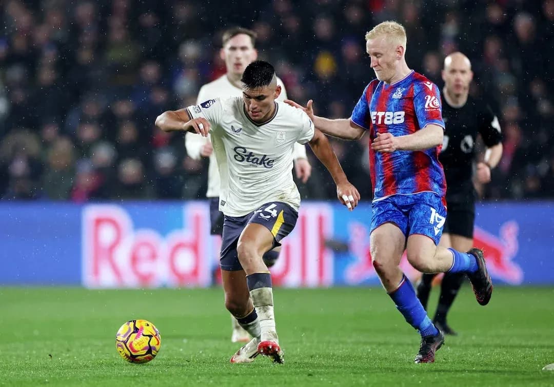 Jugador de Crystal Palace persigue a un rival