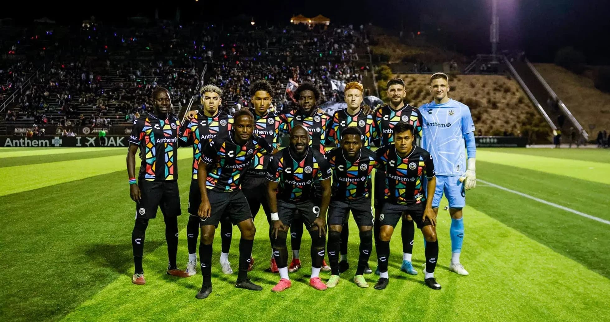 Jugadores del Oakland Roots en formación