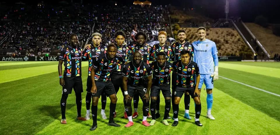 Jugadores del Oakland Roots en formación