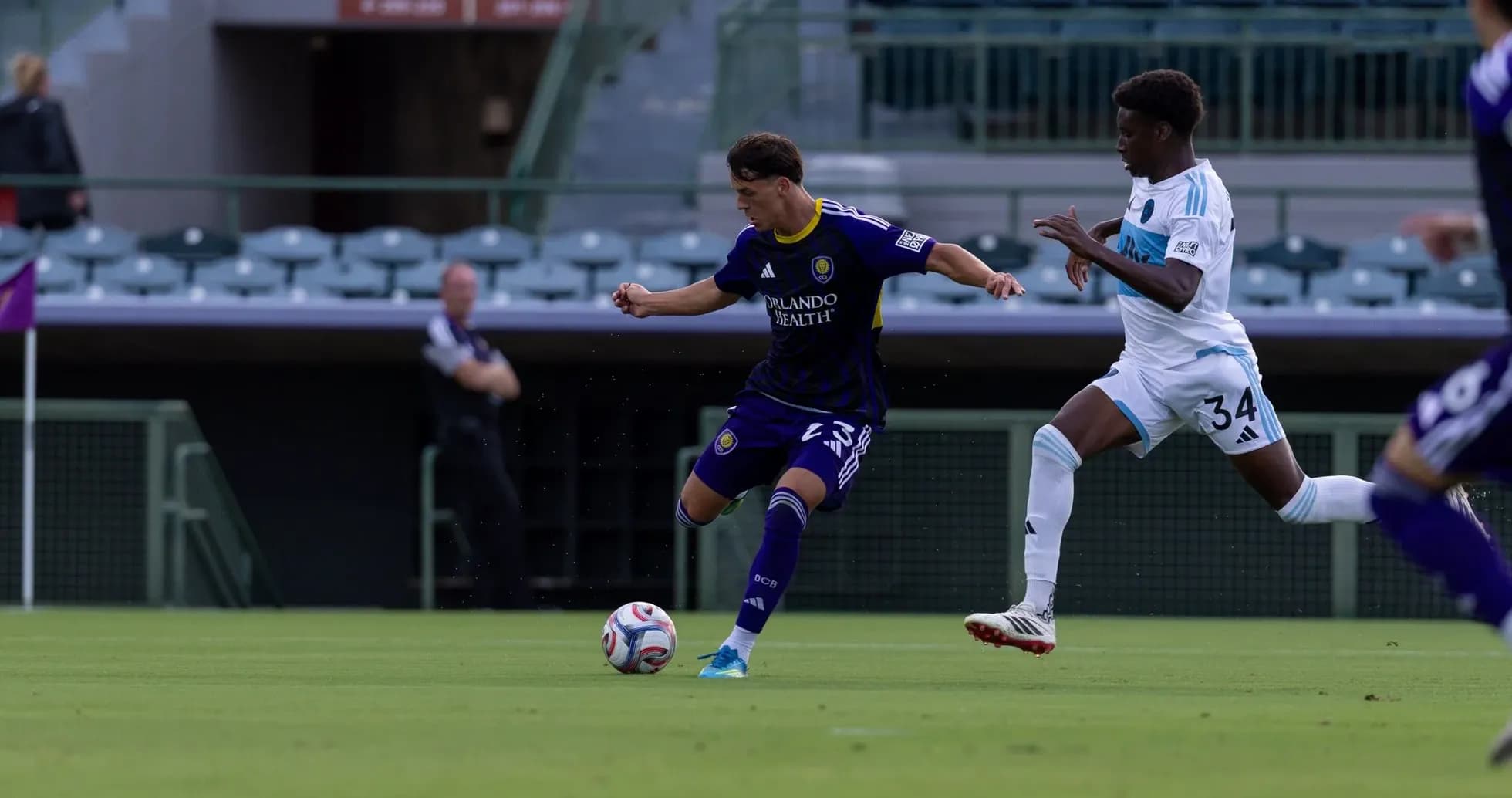Jugador de Orlando City II driblando con el balón