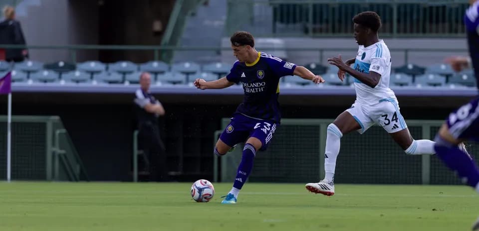 Jugador de Orlando City II driblando con el balón