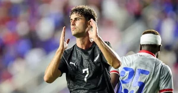 Jugador con camiseta negra gesticulando durante el partido