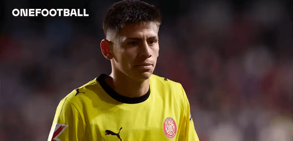 Portero de Girona FC con camiseta amarilla