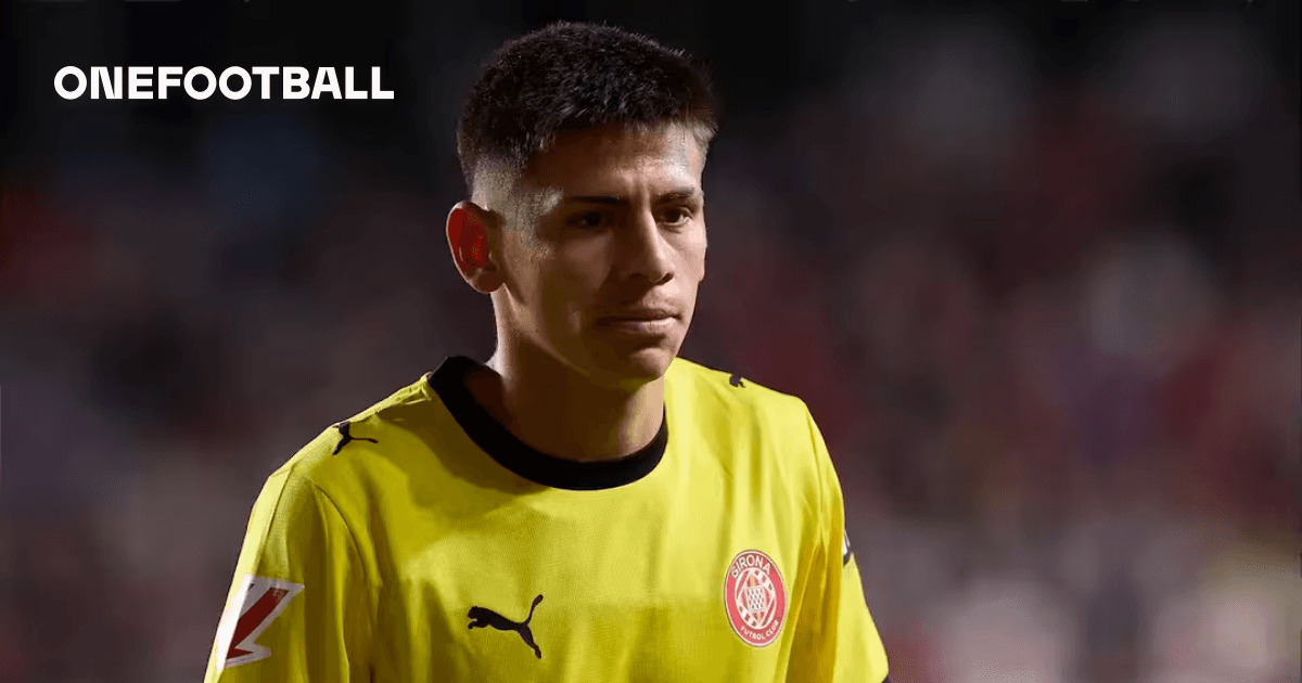 Portero de Girona FC con camiseta amarilla