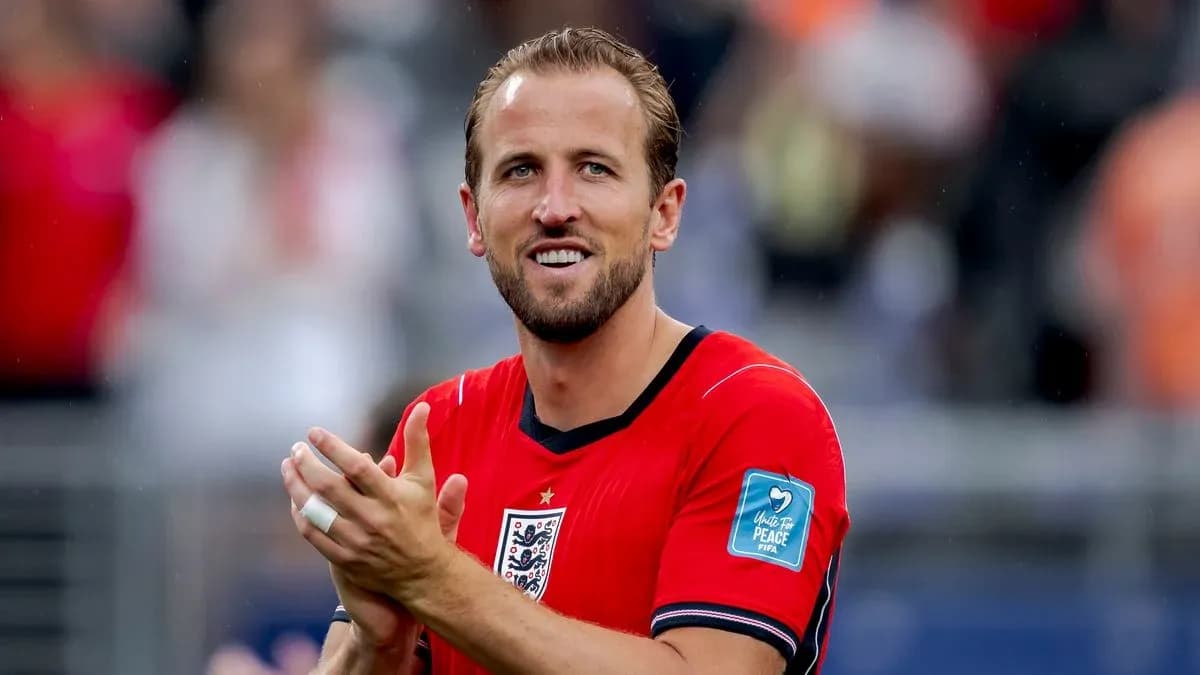 Jugador aplaudiendo en el campo de fútbol