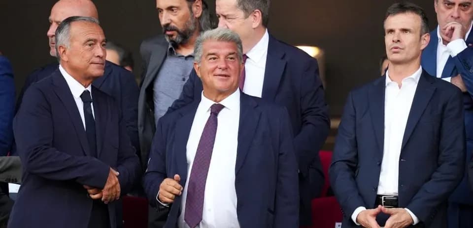 Dirigentes de fútbol en palco durante un evento